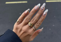 Dalmatian nails: Η απρόσμενη αλλά άκρως γοητευτική τάση μανικιούρ του χειμώνα