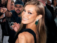 Η Bella Hadid καθιερώνει το λευκό τζιν ως το key piece της σεζόν