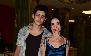 Έλενα Τοπαλίδου: «Με φοβίζει που ο γιος μου δεν είναι πια παιδάκι. Θα ήθελα να τον βάλω στην κοιλιά μου, να τον προστατέψω»