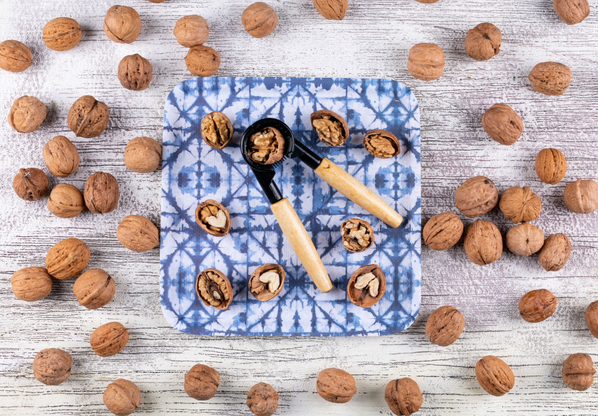 Γιατί πρέπει οπωσδήποτε να σταματήσετε να πετάτε τα τσόφλια από τα καρύδια σας;