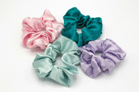 DIY scrunchies: Ο πιο απλός τρόπος να δημιουργήσεις λαστιχάκια μαλλιών με ύφασμα