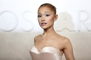 Η Ariana Grande έφερε πίσω την εμβληματική αλογοουρά της με ένα dip-dyed twist