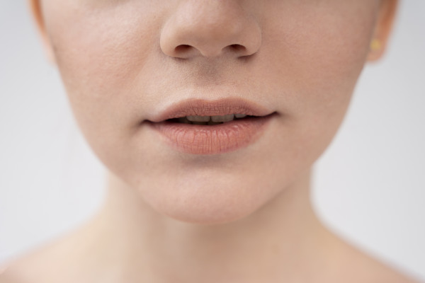 Lip basting: Το παράξενο beauty trick που μεταφέρει μια τεχνική του skincare στα σκασμένα χείλη