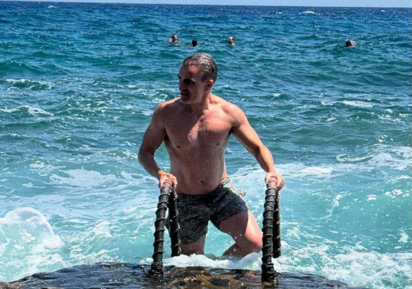 Παύλος Σταματόπουλος: Ζει το απόλυτο καλοκαίρι στη Μονεμβασιά σαν γνήσιος θαλασσόλυκος