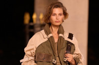 Cargo παντελόνια, μπουφάν με πολλές τσέπες… Μήπως η μόδα μάς κάνει επιτέλους να βγαίνουμε χωρίς τσάντα αυτή την άνοιξη;