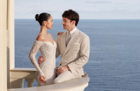 Ντεκολτέ αλά Bardot, δαντέλα και στρας: Η Alexandra Saint Mleux αποκαλύπτει το νυφικό της για να πει το «ναι» στον Charles Leclerc