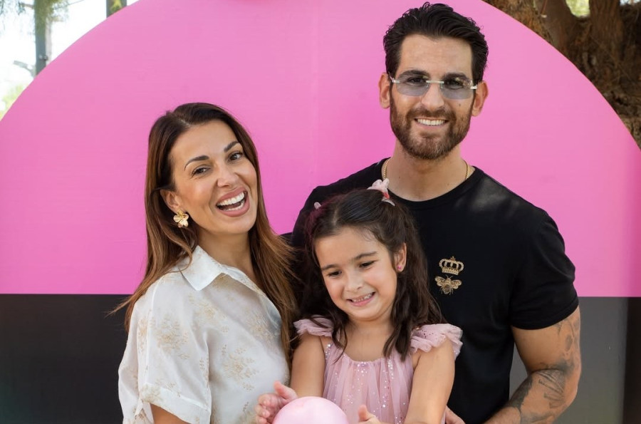 Ελένη Χατζίδου - Ετεοκλής Παύλου: Η κόρη τους βιάζεται να μπει από μικρή στα βάσανα του νοικοκυριού!