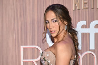 Η Jennifer Lopez επαναφέρει την τάση των βλεφαρίδων από τα 2000s που πιστεύαμε ότι είχε εξαφανιστεί οριστικά