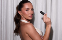 Ένα ψαλίδι για βλεφαρίδες και ένα κουτάλι είναι ό,τι χρειάζεσαι για να δημιουργήσεις το πιο απλό skull makeup για το Halloween