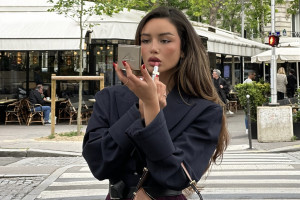 Πώς να εφαρμόζεις σωστά το lip balm για πιο γεμάτα χείλη