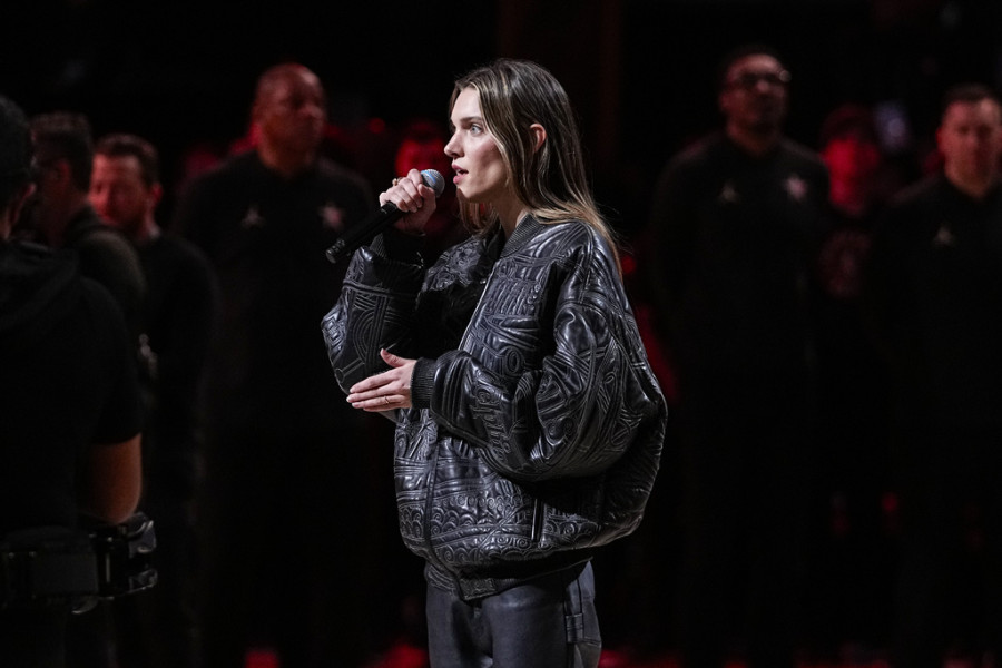 Φεστιβάλ Καννών: Η Charlotte Cardin μαγνήτισε τα βλέμματα με ένα διάφανο δαντελένιο φόρεμα
