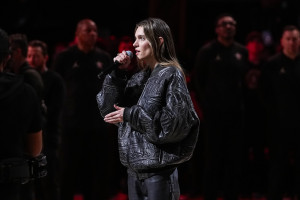Φεστιβάλ Καννών: Η Charlotte Cardin μαγνήτισε τα βλέμματα με ένα διάφανο δαντελένιο φόρεμα