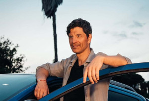 Σάκης Ρουβάς: Η ατάκα με τους… λαγούς όταν ρωτήθηκε για το ατύχημα στη σκηνή