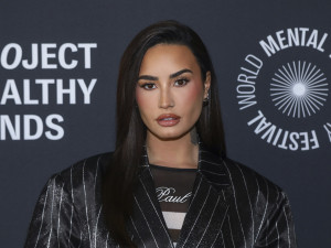 Η Demi Lovato έδωσε στα &quot;Glazed Donut Nails&quot; το απόλυτο Rock &#039;n&#039; Roll twist