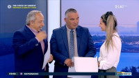 Άταίριαστοι: Ένα κέρασμα on air έκανε τον Χρήστο Κούτρα να θυμηθεί -ευτυχώς- πως γιορτάζει η πεθερά του και η γυναίκα του!