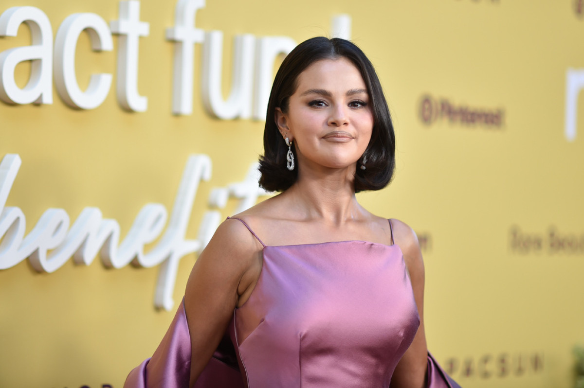 Αντίο cinnamon roll manicure, η Selena Gomez παρουσιάζει μια ακόμη πιο… απολαυστική απόχρωση για τον χειμώνα