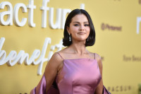 Αντίο cinnamon roll manicure, η Selena Gomez παρουσιάζει μια ακόμη πιο… απολαυστική απόχρωση για τον χειμώνα