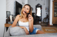 Αυτή είναι η ώρα που πρέπει να σταματήσετε να τρώτε σοκολάτα αν θέλετε να κοιμάστε καλά