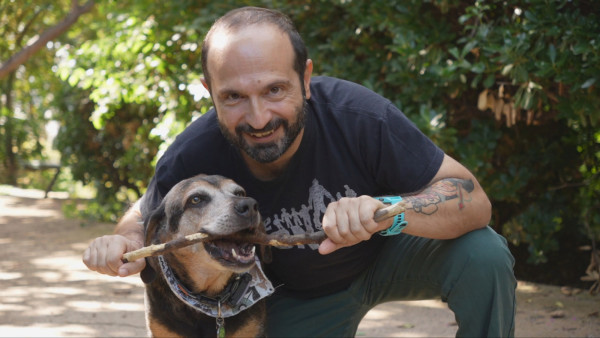 Pet Stories: Στην παρέα μας, o δημοσιογράφος Μάνος Βουλαρίνος και ο αγαπημένος του Ζάχος