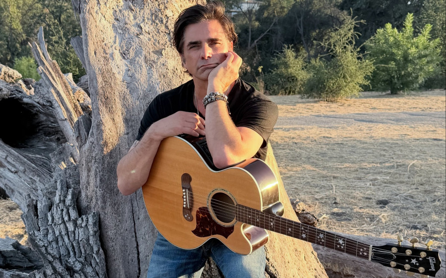 John Stamos: Ο γιος του τού είπε ότι έχει ωραία μαλλιά, αλλά η συνέχεια δεν ήταν αυτή που περίμενε
