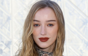 Μεταμορφωμένη, η Phoebe Dynevor (Bridgerton) αλλάζει ριζικά το χτένισμά της