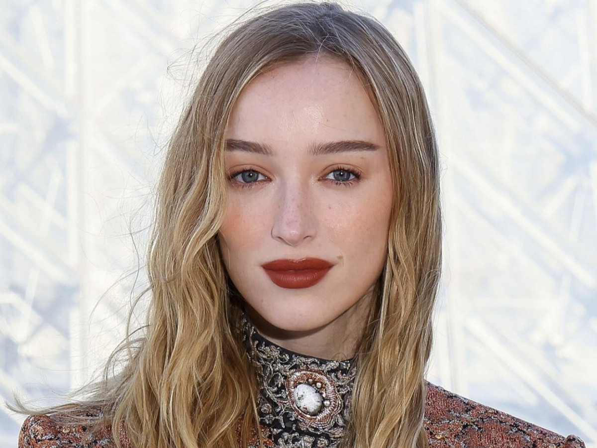 Μεταμορφωμένη, η Phoebe Dynevor (Bridgerton) αλλάζει ριζικά το χτένισμά της