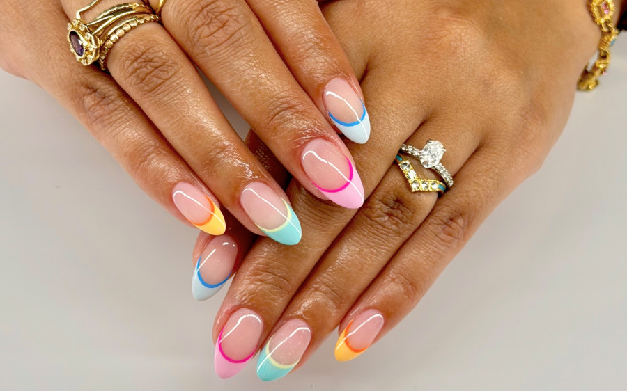 Το γαλλικό μανικιούρ με διπλή γραμμή είναι η nail τάση που βλέπουμε παντού φέτος