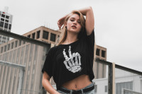 Πες το με ένα... t-shirt! Πώς να κάνεις το graphic tee σου στυλιστικό statement