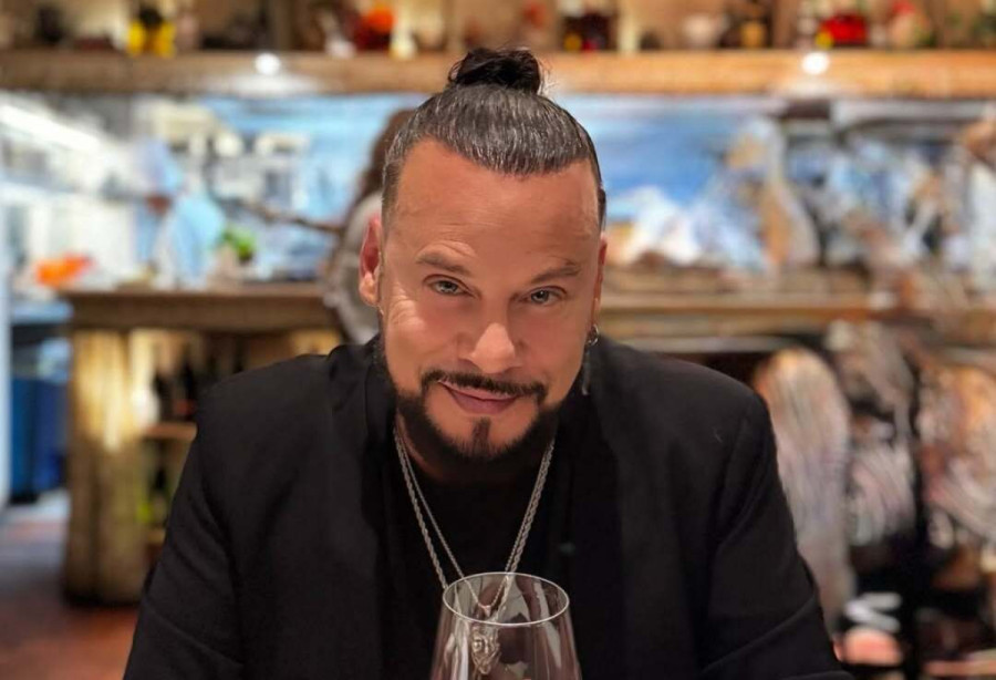 Χρήστος Δάντης: Έκανε scroll στα '90s και ξέθαψε φωτό του με μακριά μαλλιά μπούκλα και full rock star attitude
