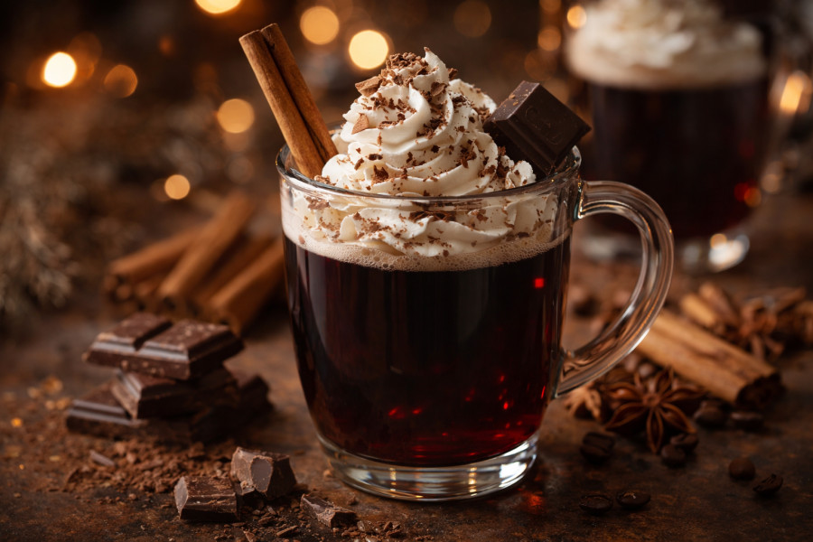 Σοκολάτα και κανέλα στο κρασί; Μόλις βρήκες το νέο αγαπημένο σου ρόφημα (συνταγή)