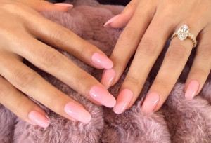 Αυτό το ρετρό χρώμα στο βερνίκι νυχιών είναι η νέα εμμονή των stars για την άνοιξη
