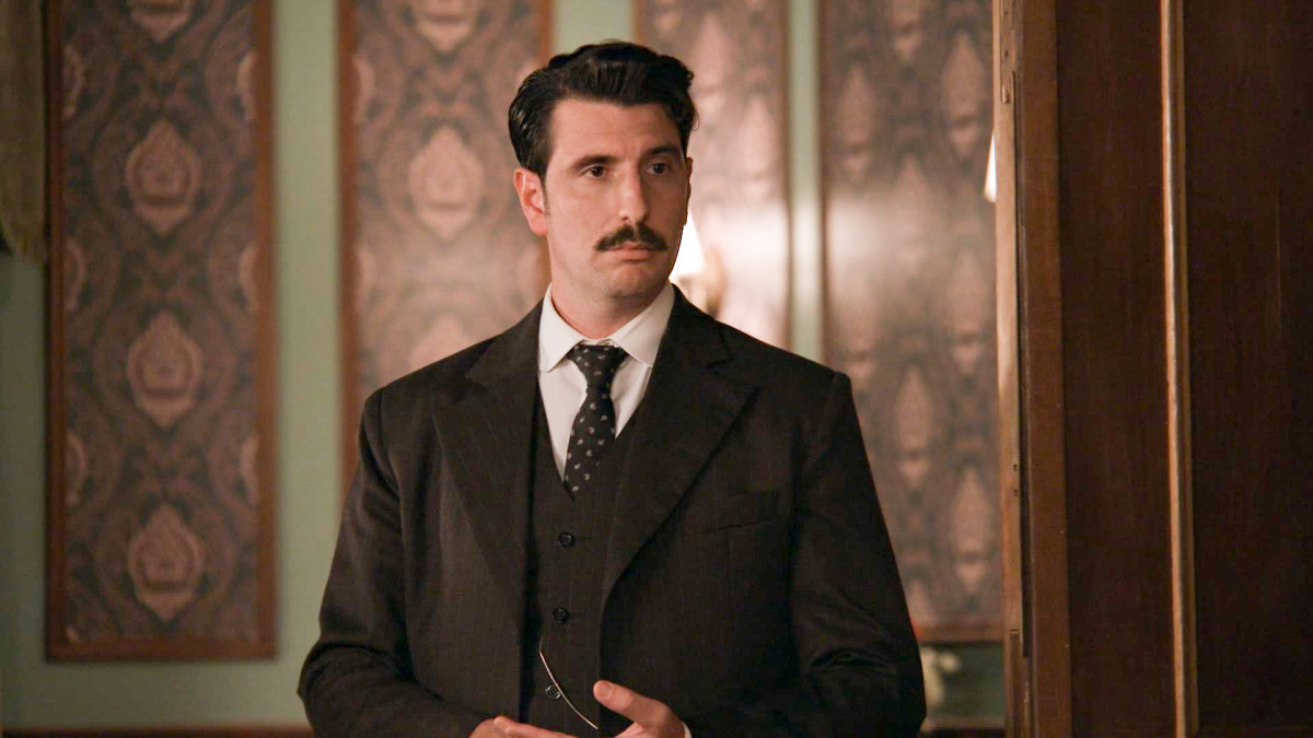 Grand Hotel: Διπλό επεισόδιο - Ο Ρήγας πουλά το ξενοδοχείο στη Ρεγγίνα που εξαφανίζεται και ζητά από την Κυβέλη να τον ακολουθήσει