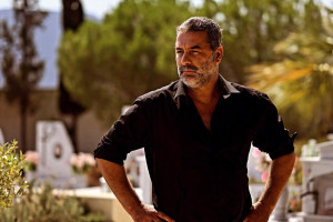 Βασίλης Μπισμπίκης: Ανάβουν φωτιά οι αδημοσίευτες και ακομπλεξάριστες φωτογραφίες του που «τσαλακώνουν» τον μύθο του