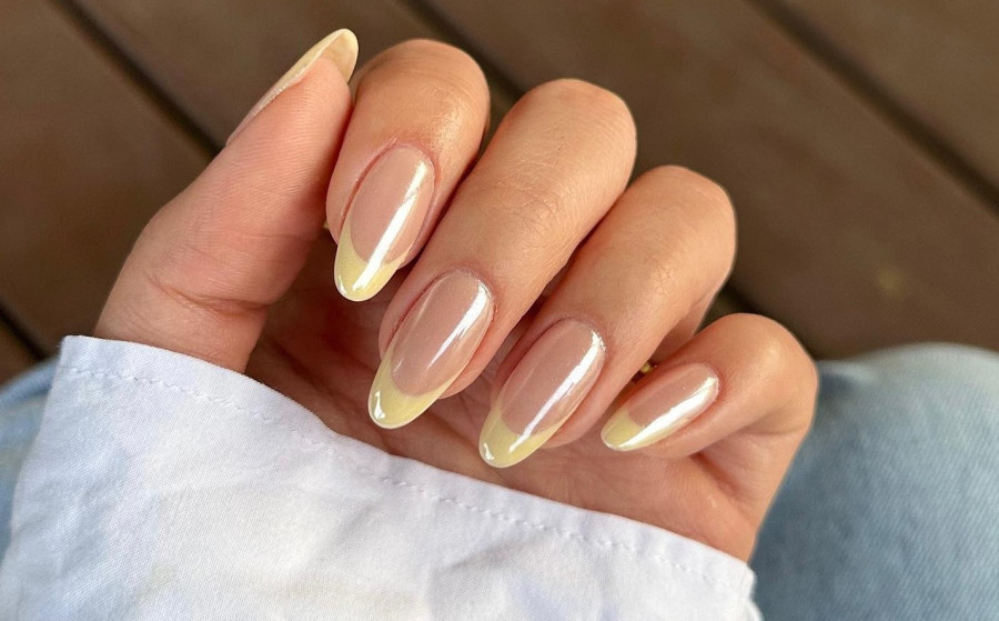 7 French Mani για τον Απρίλιο που προσθέτουν ανοιξιάτικη αίσθηση στο κλασικό σχέδιο