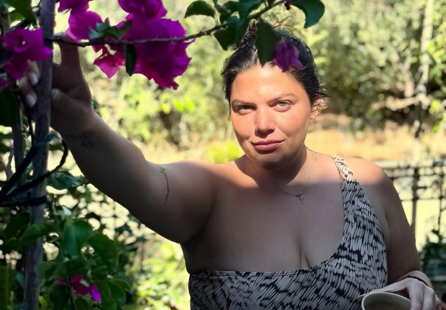 Δανάη Μπάρκα: Έπινε τον καφέ της όσο μεταμόρφωναν την αυλή της και μετά πόζαρε με μαγιό