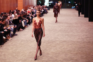 Η Bella Hadid αλλάζει το look της: Το νέο κοντό καρέ της, πολύ εμπνευσμένο από τα ’90s, προκαλεί ήδη αίσθηση