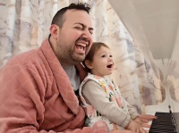 Ο Μαυρικίου τραγουδάει με την κόρη του το Όταν θα πάω κυρά μου στο παζάρι κι ένα χαμόγελο έσκασε στα χείλη μας