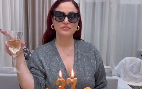 Μπάγια Αντωνοπούλου: Το birthday trend που κατέληξε με ένα μπιμπερό και τον γιο της αγκαλιά