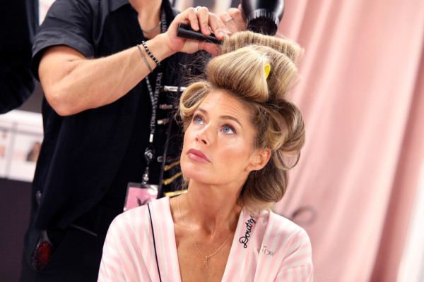 Τα ‘90s Blowouts κατέκλυσαν την πασαρέλα της Victoria’s Secret