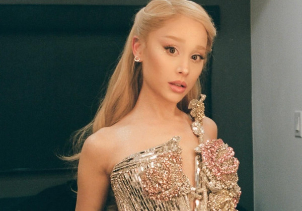 Ariana Grande: Λανσάρει το άρωμα που θα «λιγώνει» τους πάντες σε κάθε σου πέρασμα