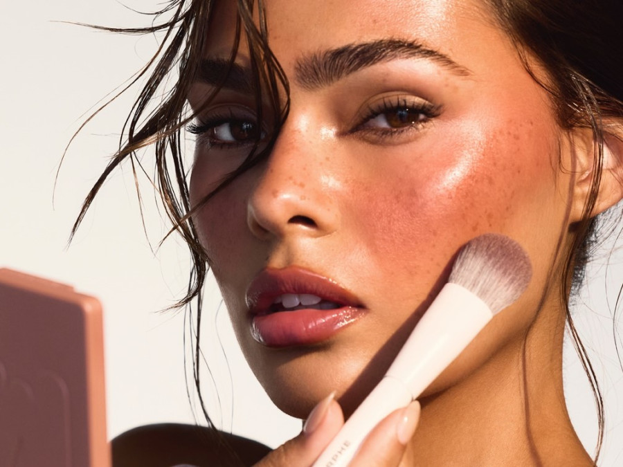 Γιατί οι makeup artists έχουν εμμονή με τη «Θεωρία του καφέ μολυβιού»