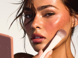 Γιατί οι makeup artists έχουν εμμονή με τη «Θεωρία του καφέ μολυβιού»