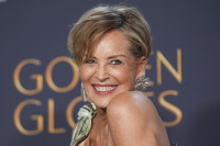 Εκθαμβωτική, η Sharon Stone υιοθετεί το τέλειο χτένισμα για να αναδείξει το μήκος της αναγέννησης του κοντού κουρέματός της
