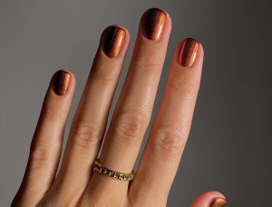 Γιατί τα πορτοκαλί νύχια αναδεικνύονται ως η πιο ζωντανή τάση του χειμώνα;