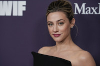 Η Lili Reinhart εντυπωσίασε με το απόλυτο «corpcore» look για τη μετάβαση της σεζόν