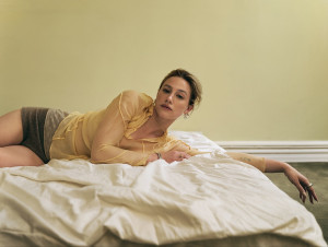 Η Λίλι Ράινχαρτ, που πάσχει από ενδομητρίωση, μιλά ανοιχτά για τον δύσκολο δρόμο προς τη διάγνωσή της