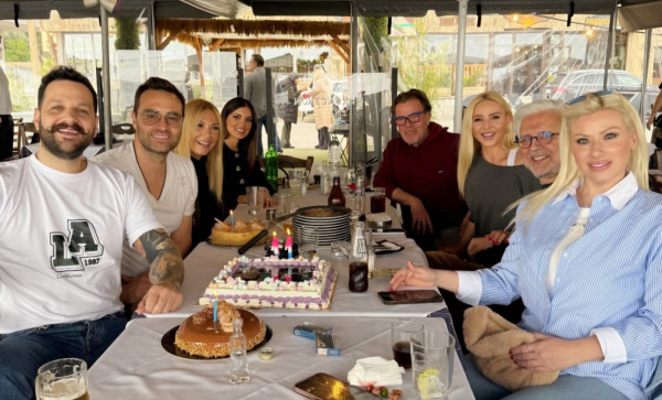 Happy Day: Τριπλη γιορτή και τραπέζι στην Αρτέμιδα με τρεις τούρτες!