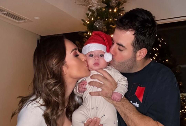 Δώρα Παντέλη: Το αντίο στο 2025 μέσα από 20 φωτογραφίες με κύριο πρωταγωνιστή τον γιο της