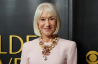Στα 80 της, η Helen Mirren καταγγέλλει την πίεση να δείχνεις πάντα όμορφη
