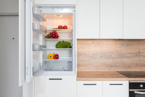 Summer fridge reset: Οι μικρές αλλαγές που κάνουν το ψυγείο να λειτουργεί καλύτερα το καλοκαίρι